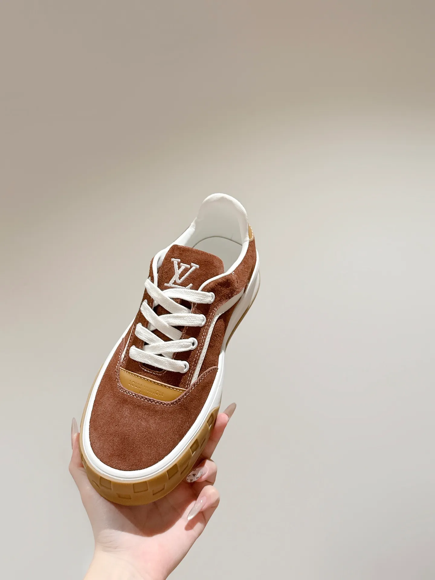 👟👟Ex-factory price 640👟👟 LV men's new tilt sneakers, classic catwalk style, air-glue technology, very comfortable on the feet. Luxurious materials, fine workmanship, European made English letters printed on the midsole, the upper is made of calfskin, the side is decorated with the brand LOGO and signature, the latest latex foot pads ➕ mesh lining, the foot feels super comfortable. Two-color TPU combination outsole. Packing process Goodyear stitched seam fabric: first-layer cowhide, lining: customized silky mesh lining-first-layer silk cowhide lining Bottom thickness: 0.5cm ☑️size: men's 39-44 (45 customized, non-returnable)